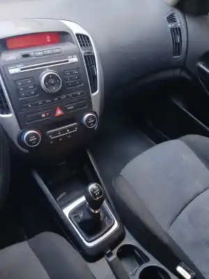 Veicolo di demolizione kia cee'd fastback (ed) 1.4 dell'anno 2010 alimentato g4fa
