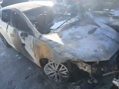 Veículo de Sucata seat leon (5f1) 1.6 tdi do ano 2015 alimentado crkb,cxxb,dbka