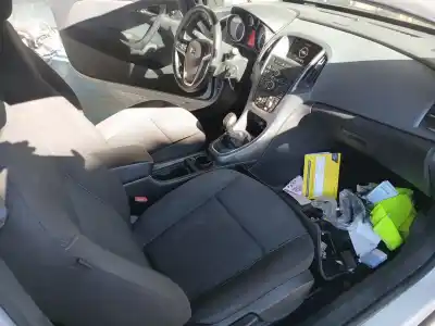 Véhicule à la ferraille opel astra j gtc 1.4 (08) de l'année 2013 alimenté a 14 net,luj