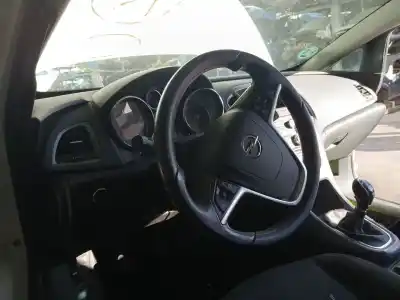 Véhicule à la ferraille opel astra j gtc 1.4 (08) de l'année 2013 alimenté a 14 net,luj