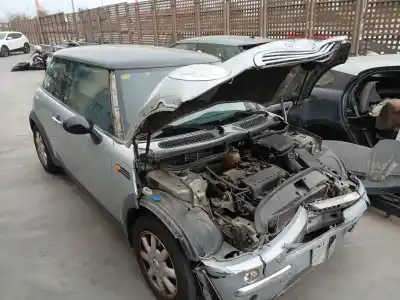 Véhicule à la ferraille mini mini (r50, r53) cooper de l'année 2002 alimenté w10b16a g