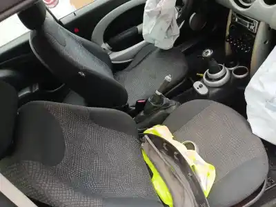 Véhicule à la ferraille mini mini (r50, r53) cooper de l'année 2002 alimenté w10b16a g