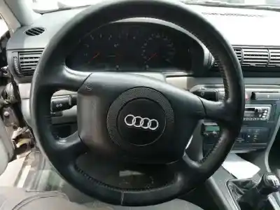 Veículo de Sucata audi a4 berlina (b5) 1.8 do ano 2000 alimentado avv