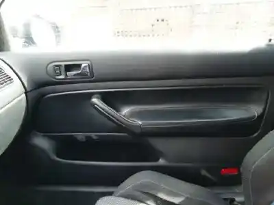 Verschrottungsfahrzeug volkswagen golf iv berlina (1j1) 2.3 v5 cat (agz) des jahres 2000 angetrieben agz