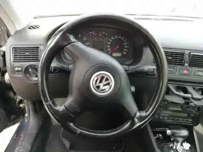 Verschrottungsfahrzeug volkswagen golf iv berlina (1j1) 2.3 v5 cat (agz) des jahres 2000 angetrieben agz