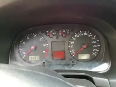 Verschrottungsfahrzeug volkswagen golf iv berlina (1j1) 2.3 v5 cat (agz) des jahres 2000 angetrieben agz
