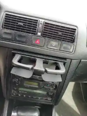 Verschrottungsfahrzeug volkswagen golf iv berlina (1j1) 2.3 v5 cat (agz) des jahres 2000 angetrieben agz