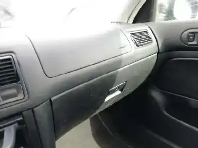 Verschrottungsfahrzeug volkswagen golf iv berlina (1j1) 2.3 v5 cat (agz) des jahres 2000 angetrieben agz