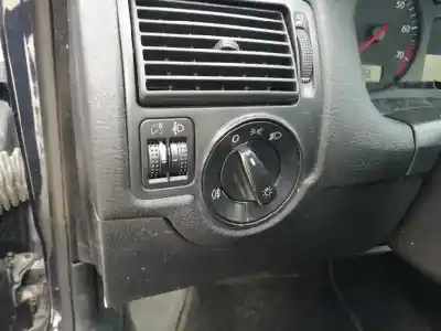 Verschrottungsfahrzeug volkswagen golf iv berlina (1j1) 2.3 v5 cat (agz) des jahres 2000 angetrieben agz