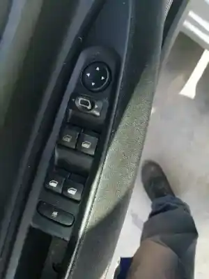 Vehicul casat citroen c4 berlina collection al anului 2004 alimentat 9hy