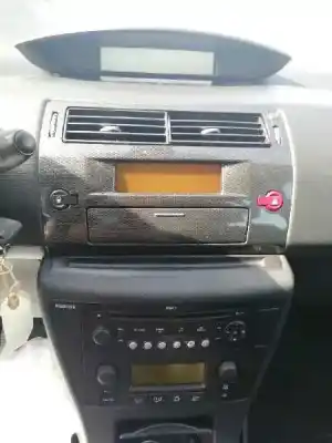 Vehicul casat citroen c4 berlina collection al anului 2004 alimentat 9hy