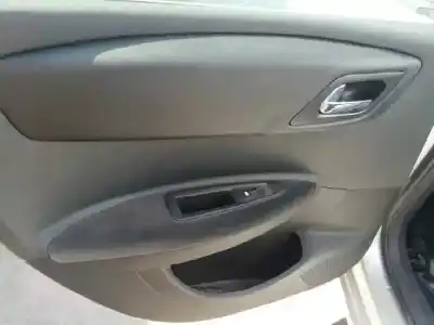 Vehicul casat citroen c4 berlina collection al anului 2004 alimentat 9hy