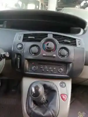 Veicolo di demolizione renault scenic ii confort dynamique dell'anno 2004 alimentato f9q d8