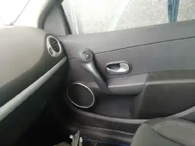 Vehicul casat renault clio iii 1.5 dci diesel cat al anului 2006 alimentat k9k766