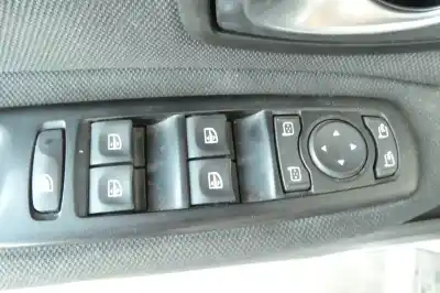 Véhicule à la ferraille renault   de l'année 2010 alimenté k9k g8