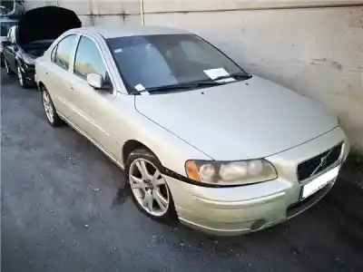 Veículo de Sucata VOLVO S60 BERLINA 2.4 do ano 2005 alimentado B 5244 S