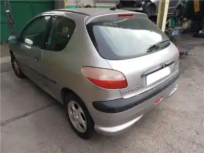 Veículo de Sucata peugeot 206+ (2l_, 2m_) 1.4 i (2lkfwa. 2mkfwa) do ano 2001 alimentado kfw (tu3jp)