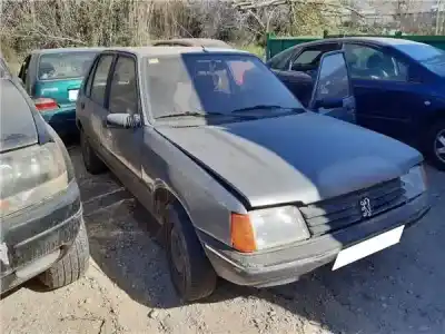 Véhicule à la ferraille PEUGEOT 205 BERLINA 1.4 GT de l'année 1988 alimenté 1Y2