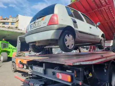 Здавання транспортного засобу RENAULT CLIO II FASE I (B/CBO) 1.6 Initiale (B/CBOD) 90 CV / 66 KW року 1999 потужний K7M