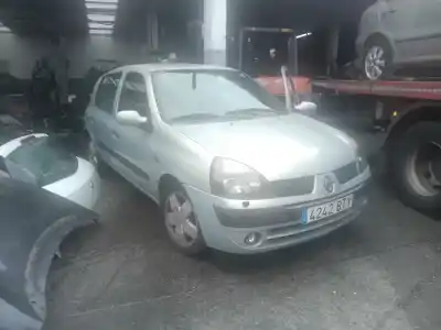 Veicolo di demolizione renault clio ii fase ii (b/cb0) privilege 98 cv / 72 kw dell'anno 2002 alimentato 