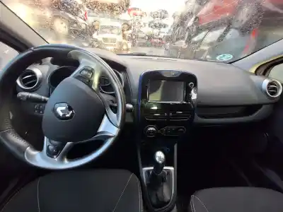 Véhicule à la ferraille renault clio iv limited de l'année 2001 alimenté k9k628