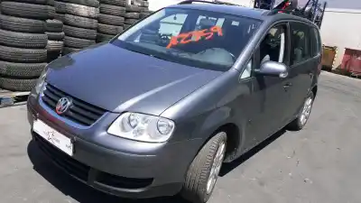 Vehicul casat VOLKSWAGEN TOURAN  al anului 2004 alimentat 
