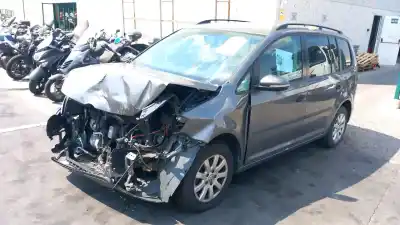Veicolo di demolizione VOLKSWAGEN TOURAN (1T3)  dell'anno 2013 alimentato CAY