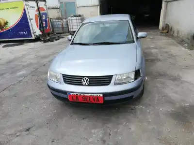 Vehículo de desguace VOLKSWAGEN PASSAT BERLINA (3B2) Comfortline del año 1999 con motor AJM