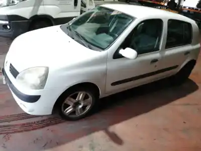 Véhicule à la ferraille renault   de l'année 2004 alimenté k4jc7