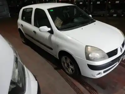 Véhicule à la ferraille renault   de l'année 2004 alimenté k4jc7