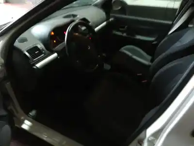 Véhicule à la ferraille renault   de l'année 2004 alimenté k4jc7