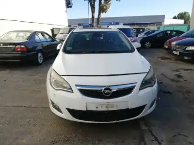 Véhicule à la ferraille opel astra j berlina 5p a20dth de l'année 2011 alimenté a20dth