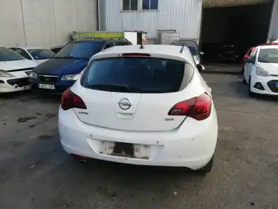 Véhicule à la ferraille opel astra j berlina 5p a20dth de l'année 2011 alimenté a20dth