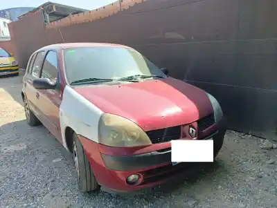 Véhicule à la ferraille RENAULT CLIO II FASE II (B/CB0)  de l'année 2003 alimenté K9K704
