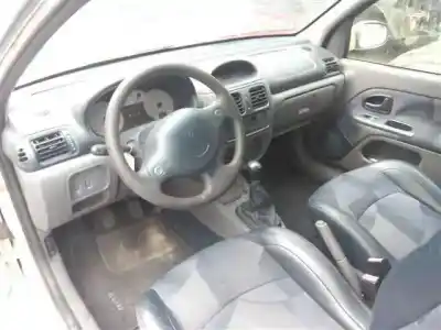 Véhicule à la ferraille RENAULT CLIO II FASE I (B/CB0)  de l'année 2001 alimenté K4MG7