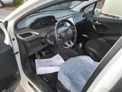 Veículo de Sucata peugeot 208 hmz do ano 2014 alimentado hmz