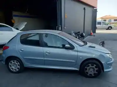 Véhicule à la ferraille PEUGEOT                                            206 BERLINA                                                                                                                                                                                                                                                XR                                                                                                                                                                                                                                                         de l'année 2005 alimenté RHY