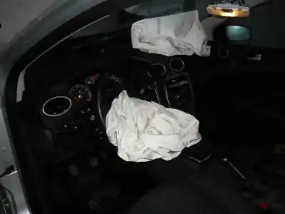 Veículo de Sucata ford focus berlina (cap) 1.6 cat do ano 2004 alimentado hxda