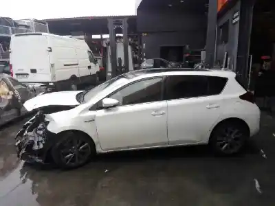 Sloopvoertuig toyota auris 1.8 16v (híbrido) van het jaar 2013 aangedreven 