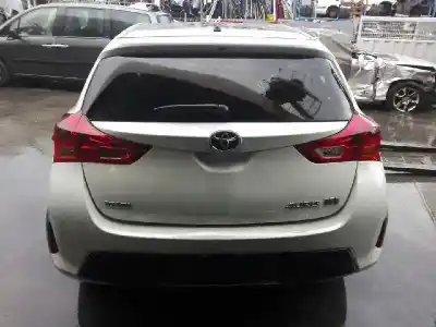 Sloopvoertuig toyota auris 1.8 16v (híbrido) van het jaar 2013 aangedreven 