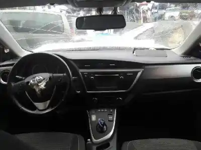 Sloopvoertuig toyota auris 1.8 16v (híbrido) van het jaar 2013 aangedreven 