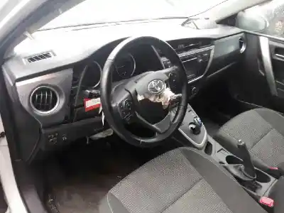 Sloopvoertuig toyota auris 1.8 16v (híbrido) van het jaar 2013 aangedreven 