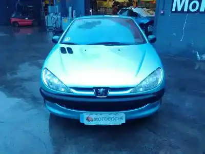 Veicolo di demolizione peugeot 206 cc cc dell'anno 2001 alimentato nfu