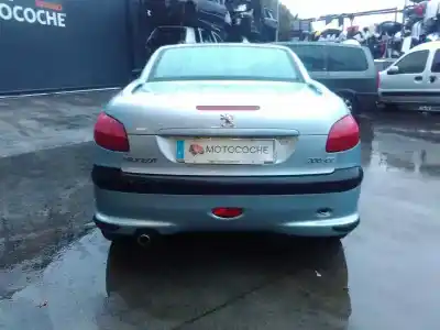 Veicolo di demolizione peugeot 206 cc cc dell'anno 2001 alimentato nfu