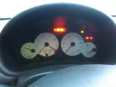 Veicolo di demolizione peugeot 206 cc cc dell'anno 2001 alimentato nfu