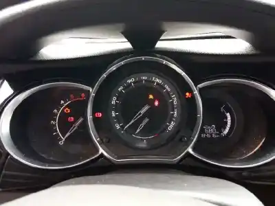 Sloopvoertuig citroen ds3 graphic art van het jaar 2013 aangedreven 9h06