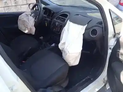 Veículo de Sucata fiat punto (199) easy do ano 2015 alimentado 199a9000