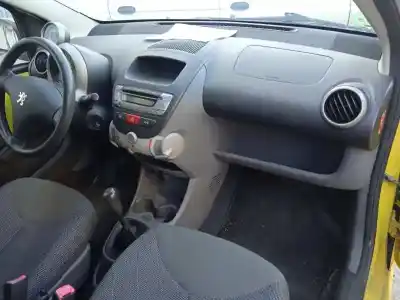 Véhicule à la ferraille peugeot 107 urban de l'année 2006 alimenté 1kr