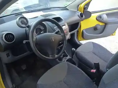 Véhicule à la ferraille peugeot 107 urban de l'année 2006 alimenté 1kr