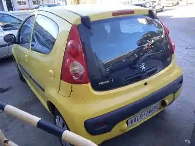 Véhicule à la ferraille peugeot 107 urban de l'année 2006 alimenté 1kr